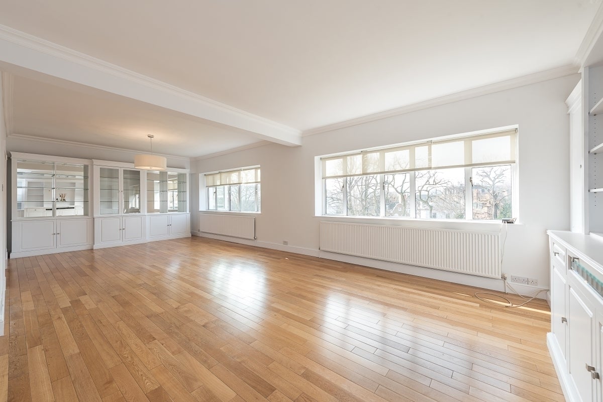 Flat Avenue Close in Greater London