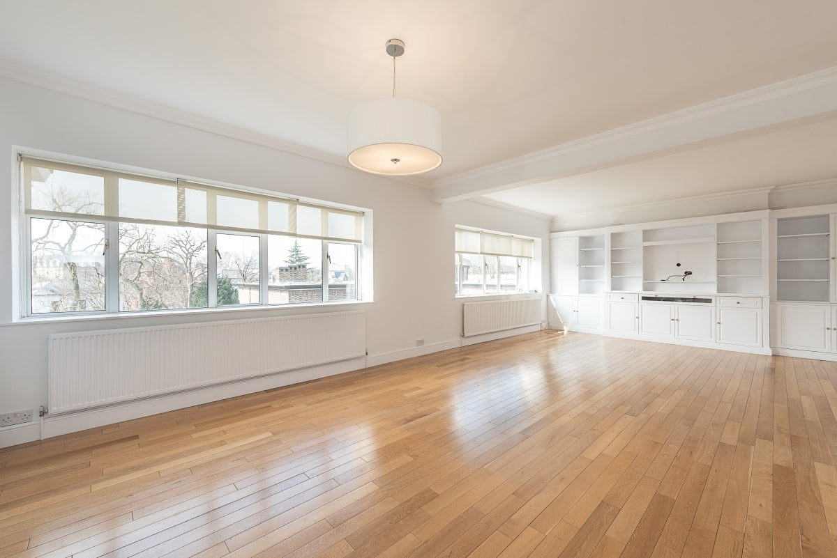 Flat Avenue Close in Greater London