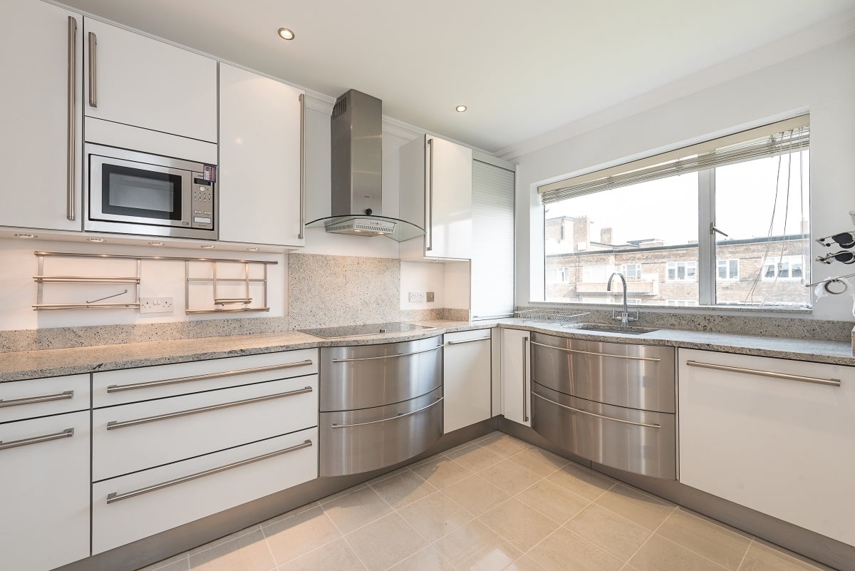 Flat Avenue Close in Greater London