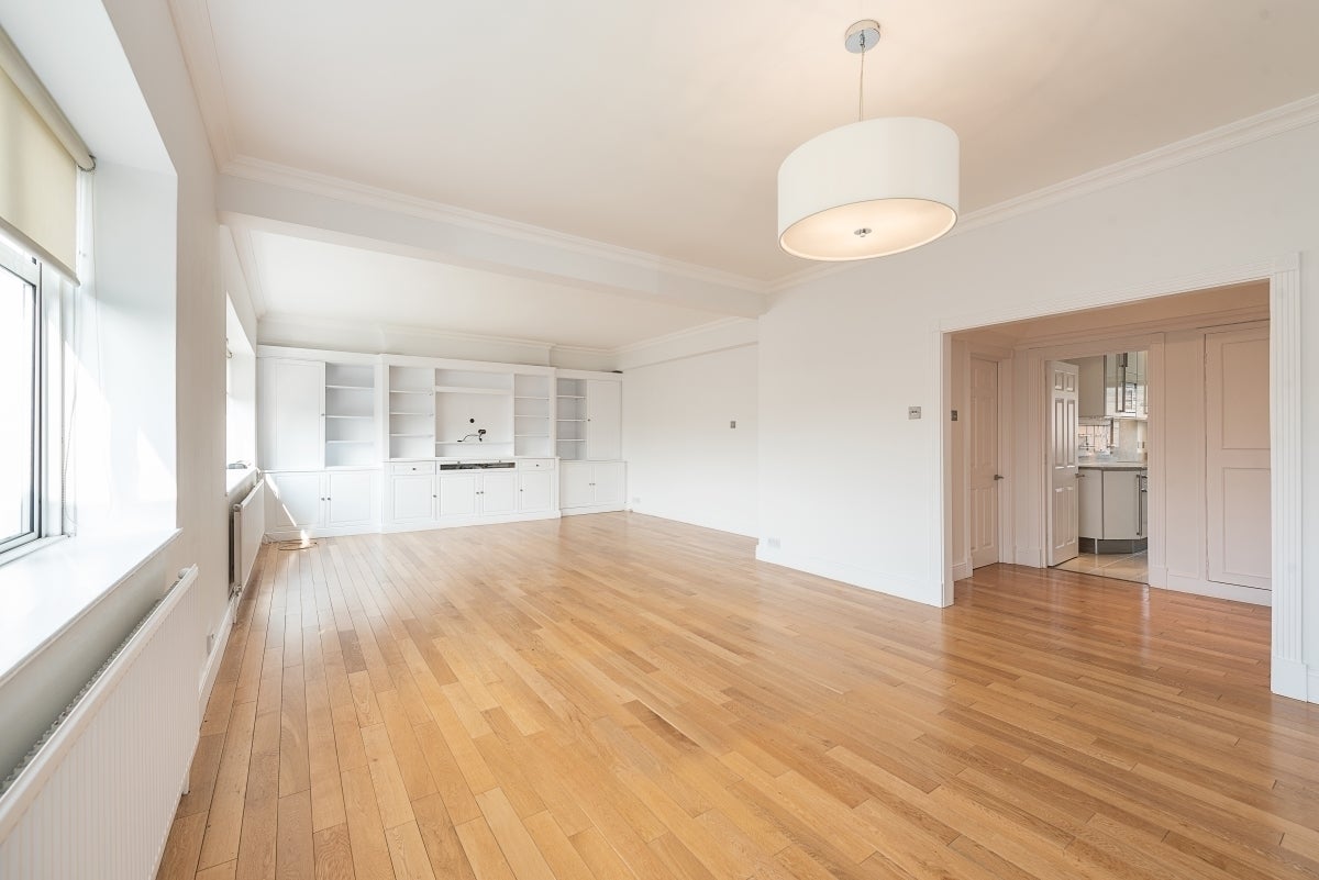 Flat Avenue Close in Greater London