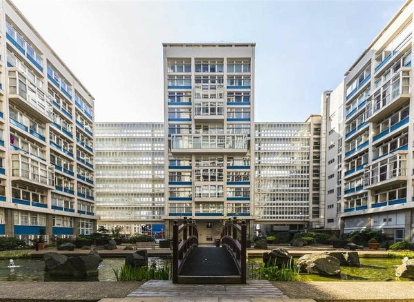 Flat Newington Causeway in London