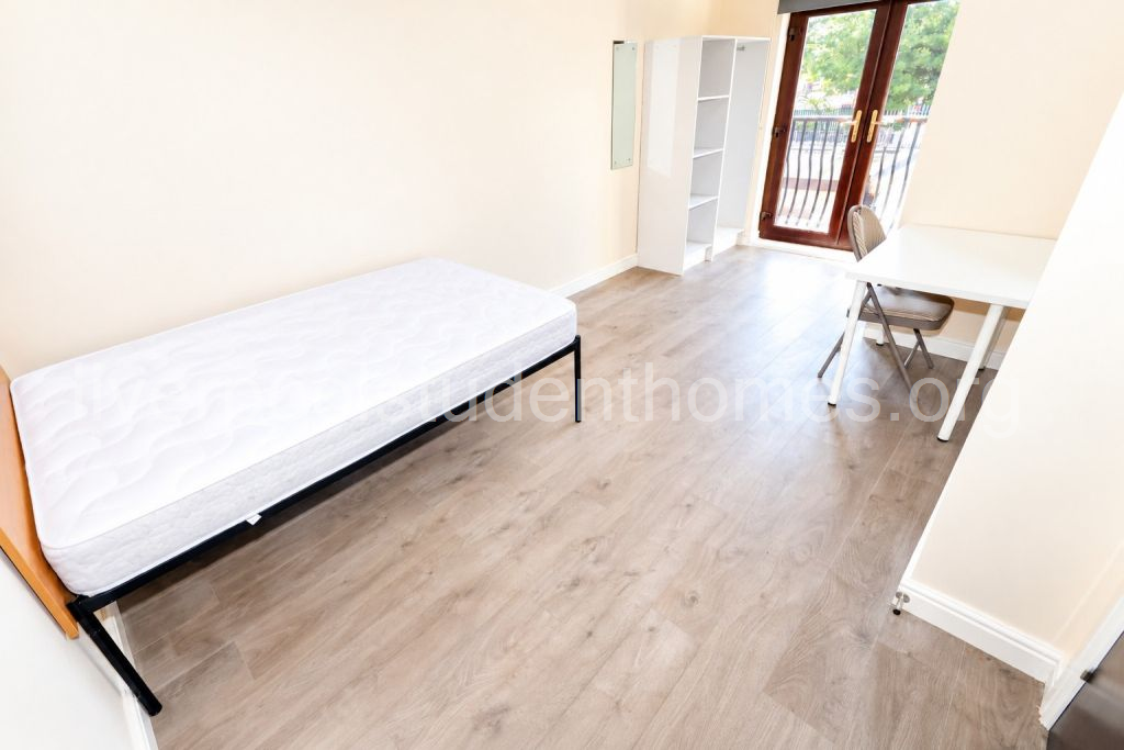 Room Shaw Street in Liverpool
