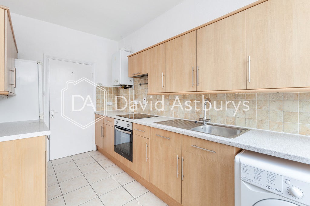 Flat Fairfield Road in Greater London