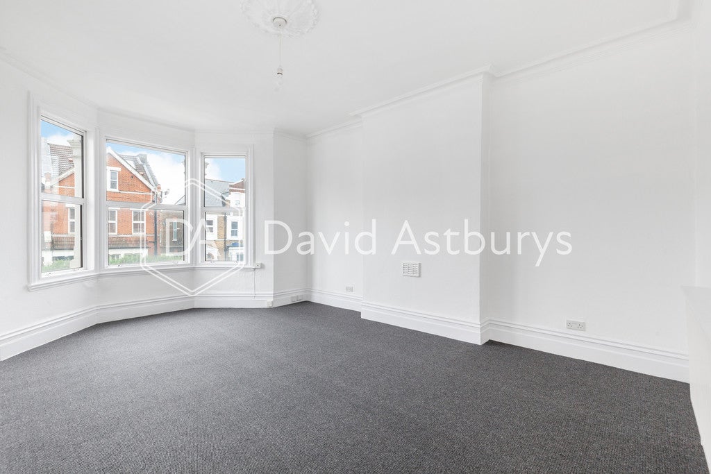 Flat Fairfield Road in Greater London