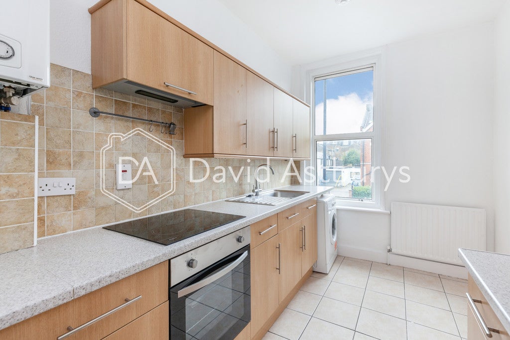 Flat Fairfield Road in Greater London