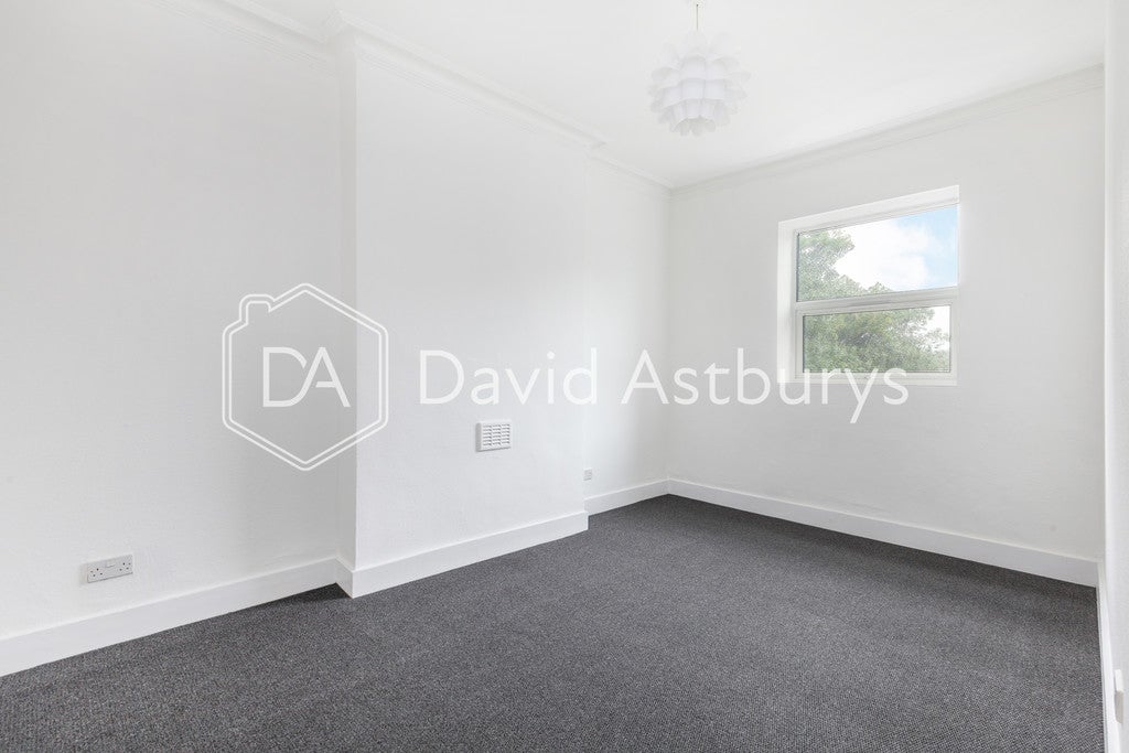 Flat Fairfield Road in Greater London