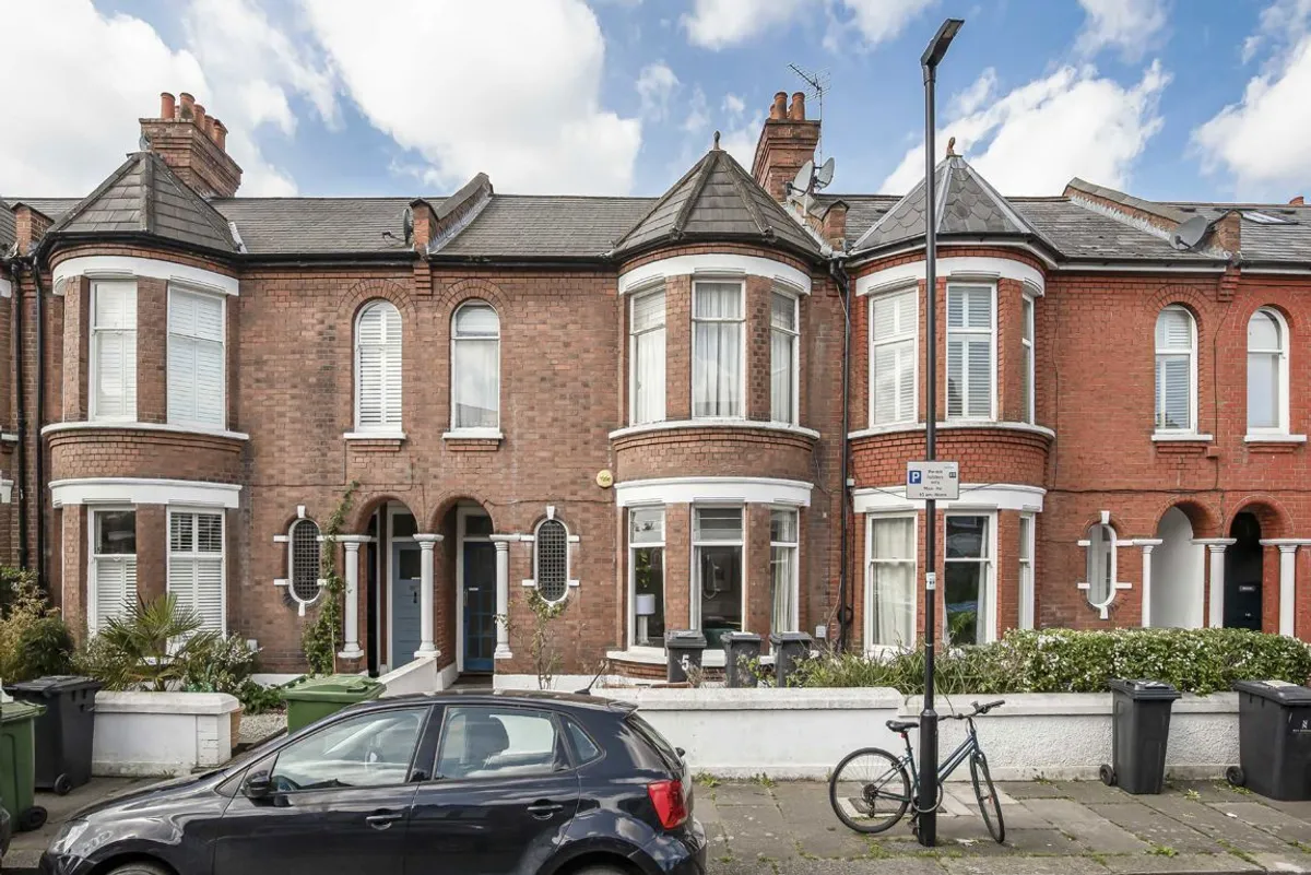 Flat Glenfield Road in Greater London
