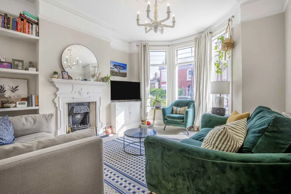 Flat Glenfield Road in Greater London