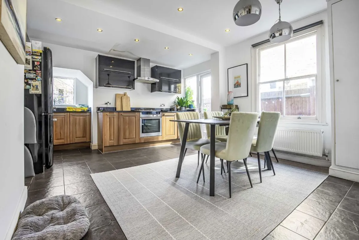 Flat Glenfield Road in Greater London