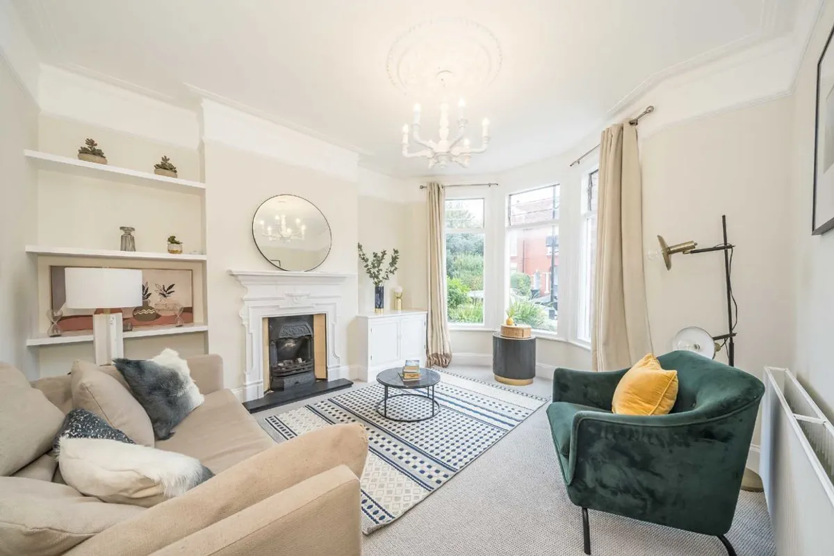 Flat Glenfield Road in Greater London