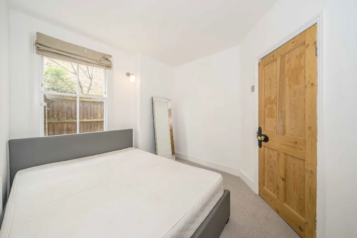 Flat Glenfield Road in Greater London