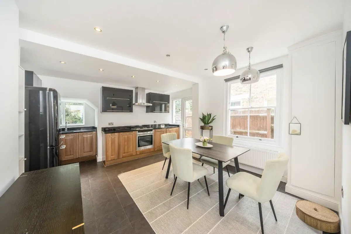 Flat Glenfield Road in Greater London