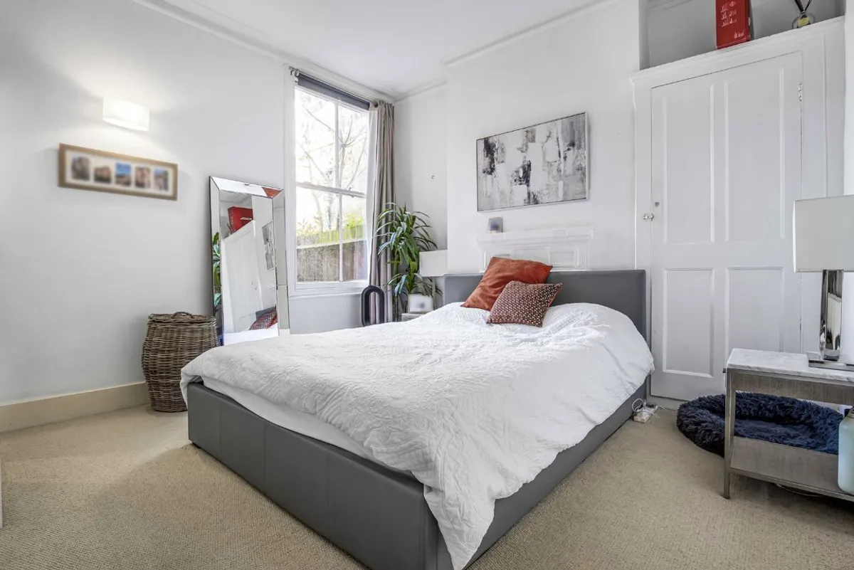 Flat Glenfield Road in Greater London