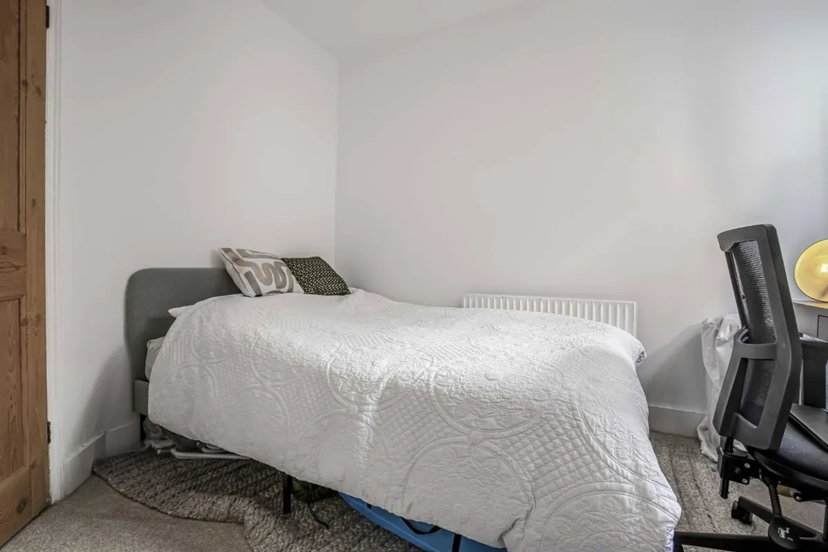 Flat Glenfield Road in Greater London
