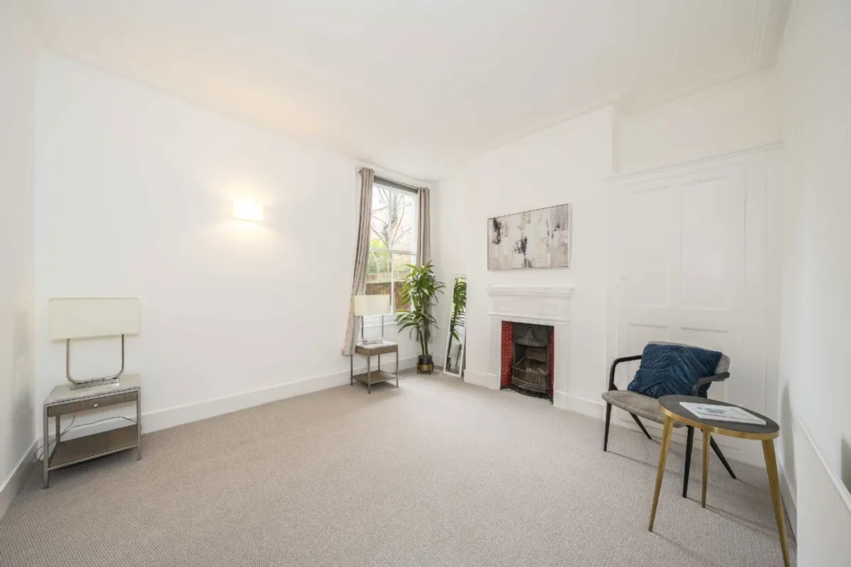 Flat Glenfield Road in Greater London