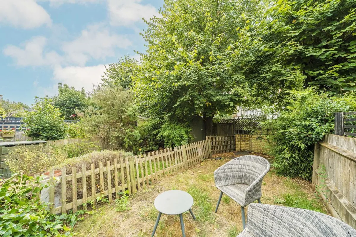 Flat Glenfield Road in Greater London