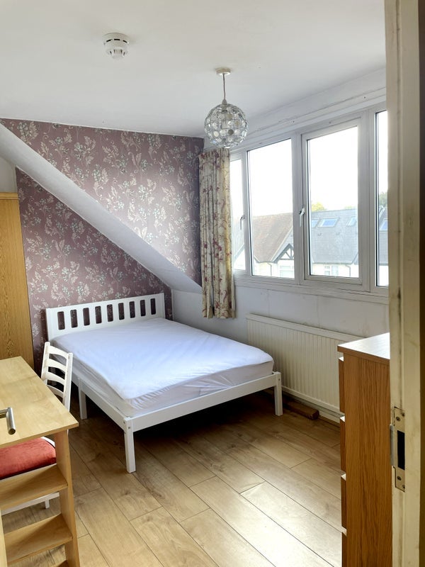 Room Langdale Avenue in Greater London