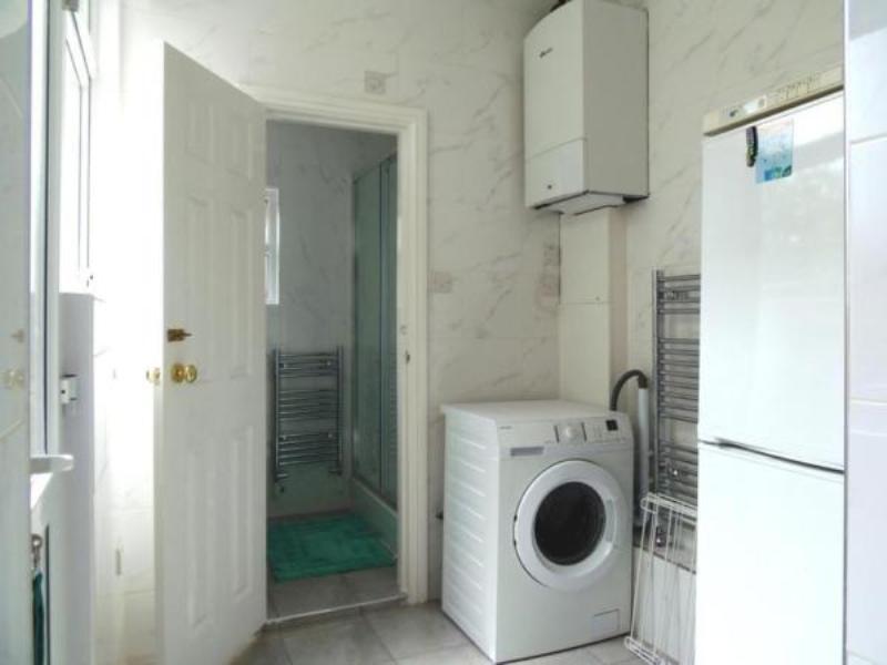 Room Langdale Avenue in Greater London