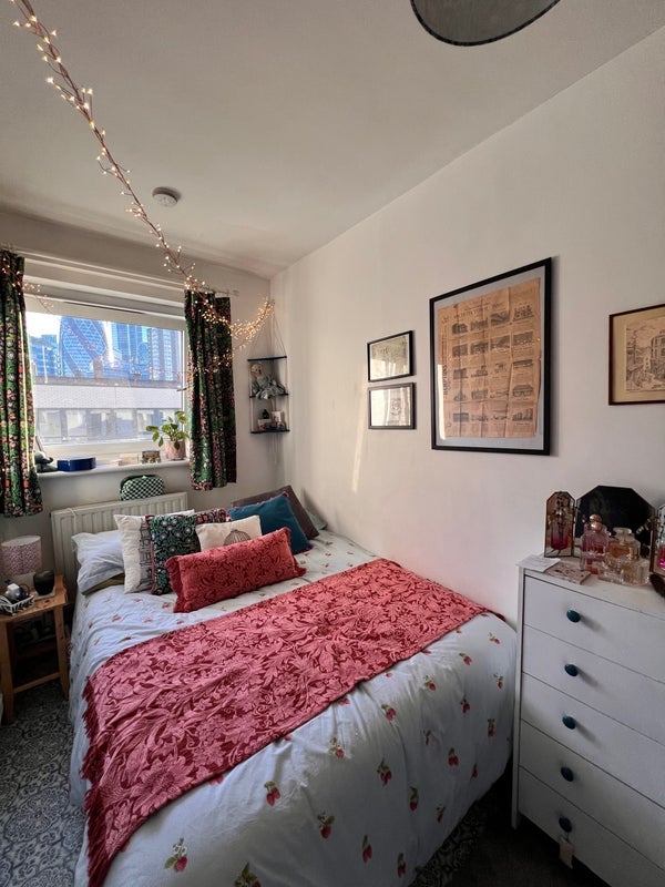 Room Commercial Street in Greater London