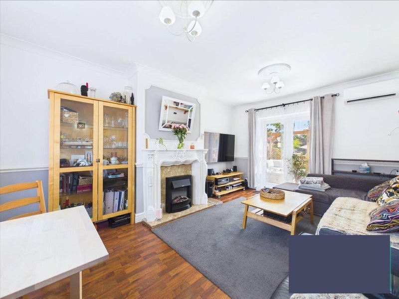 Room Hulton Avenue in Salford