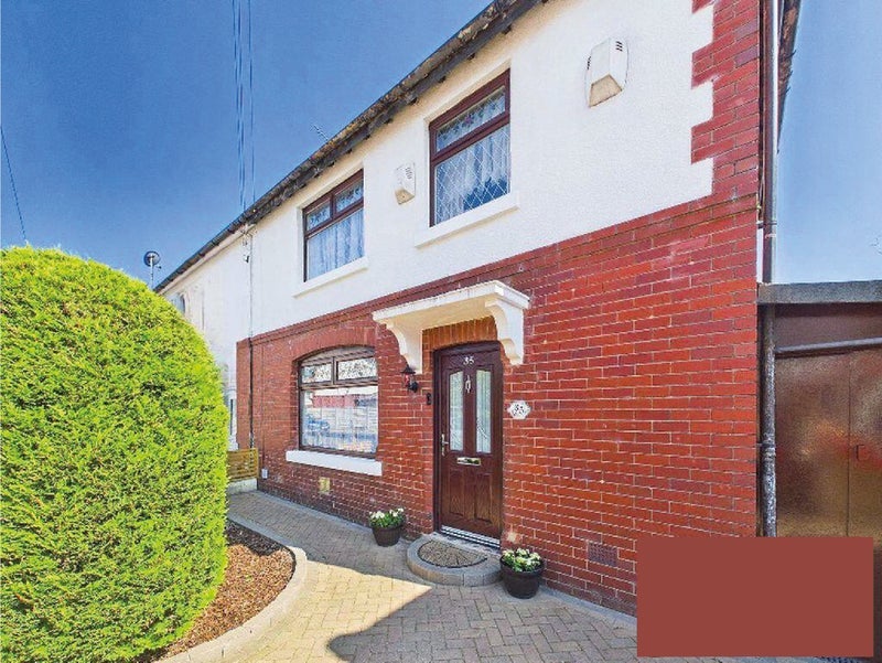 Room Hulton Avenue in Salford