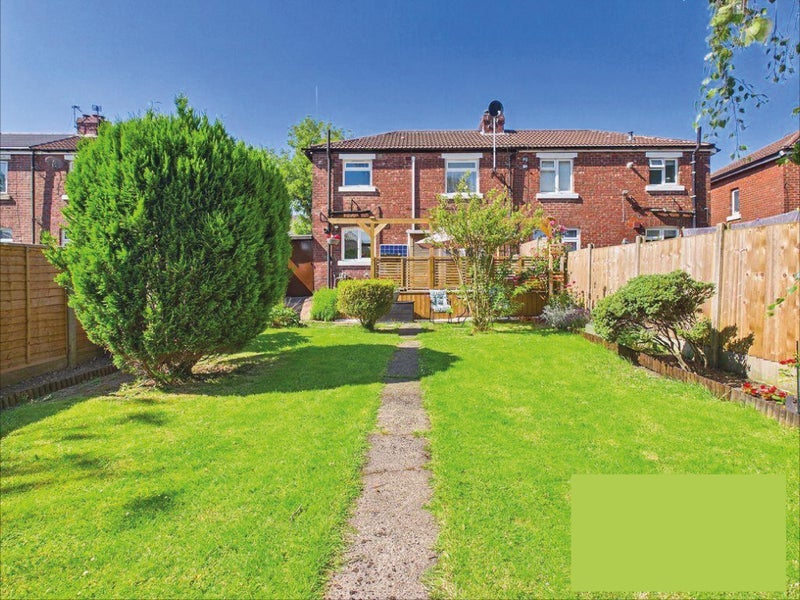 Room Hulton Avenue in Salford
