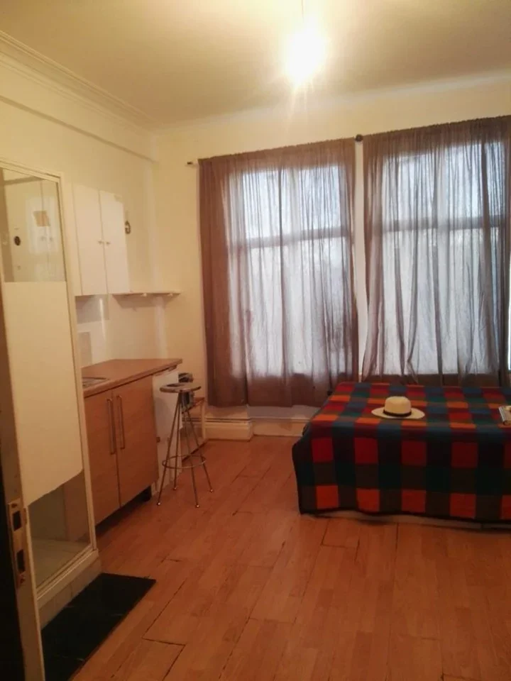 Flat Gloucester Gardens in Greater London
