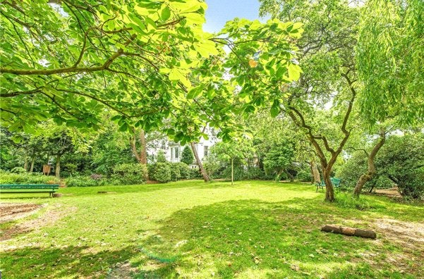 Flat Lansdowne Road in Greater London