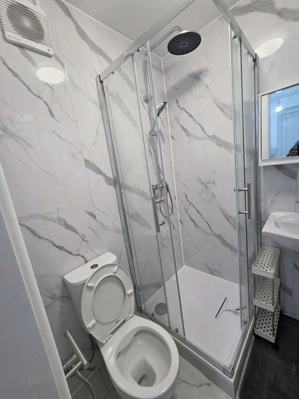 Room Windermere Way in Slough