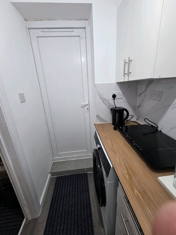 Room Windermere Way in Slough