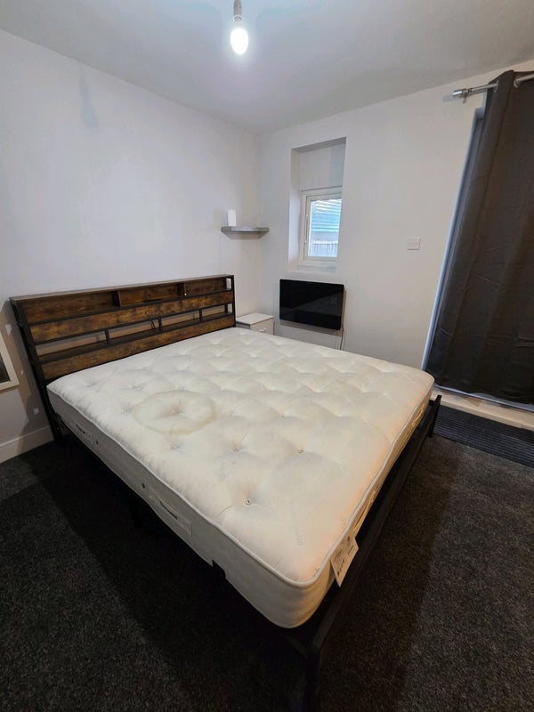 Room Windermere Way in Slough