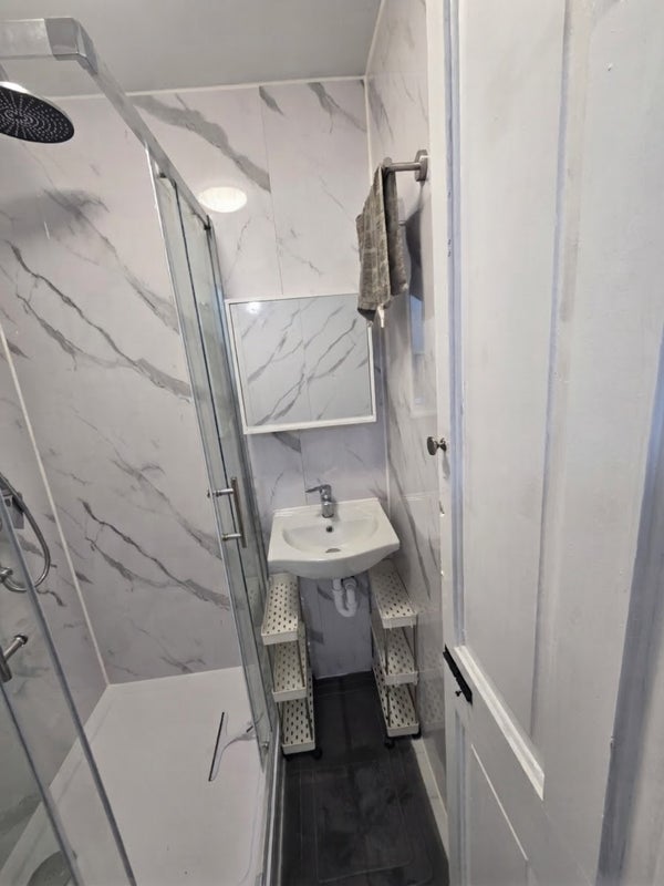 Room Windermere Way in Slough