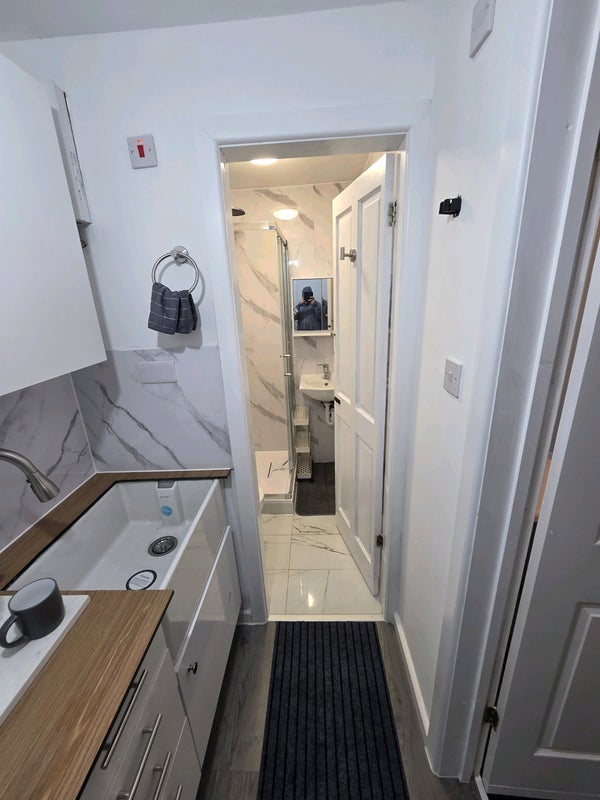 Room Windermere Way in Slough