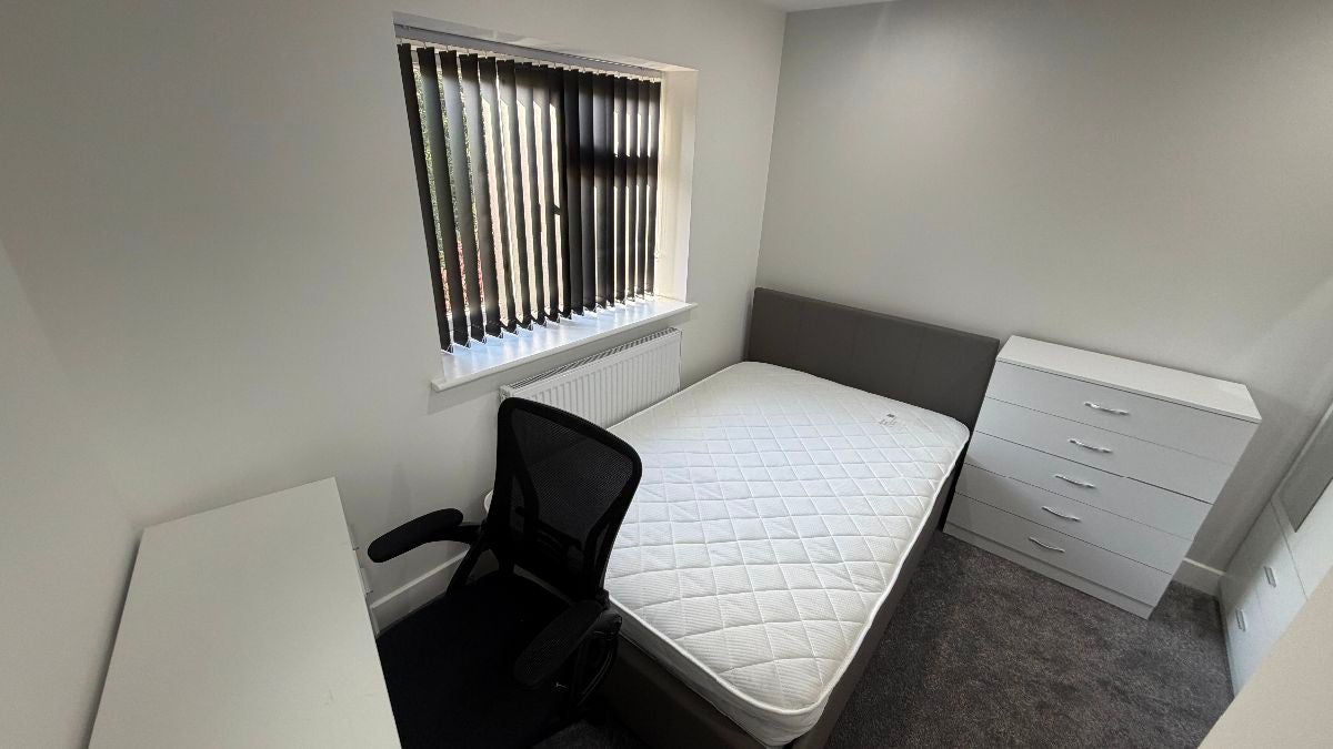 Room Queen Margaret's Road in Coventry