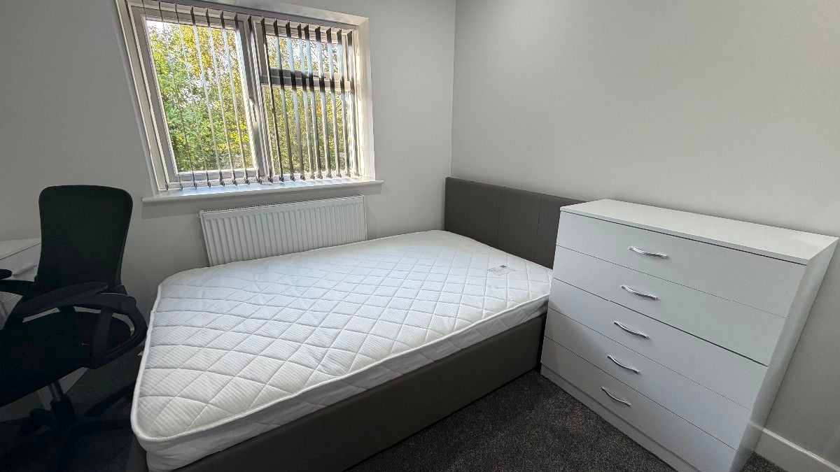 Room Queen Margaret's Road in Coventry
