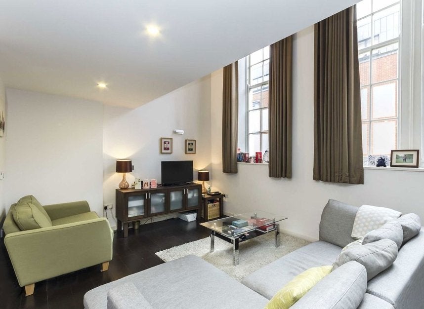 Flat Drummond Way in Greater London