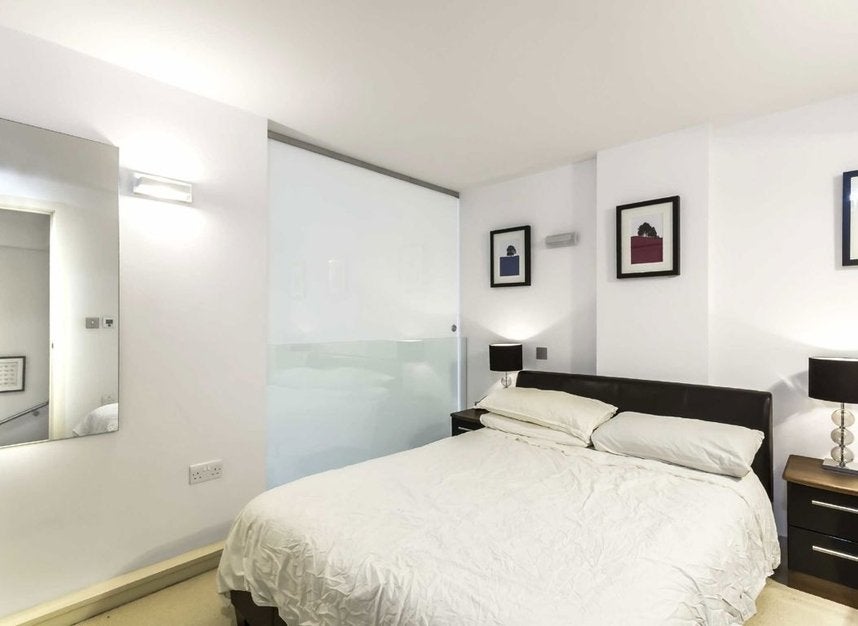 Flat Drummond Way in Greater London