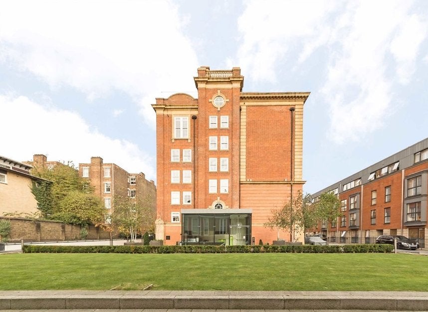Flat Drummond Way in Greater London