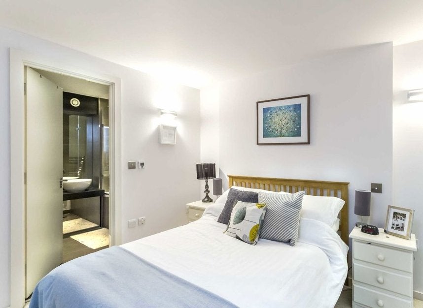 Flat Drummond Way in Greater London