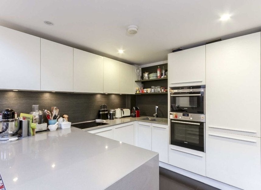 Flat Drummond Way in Greater London