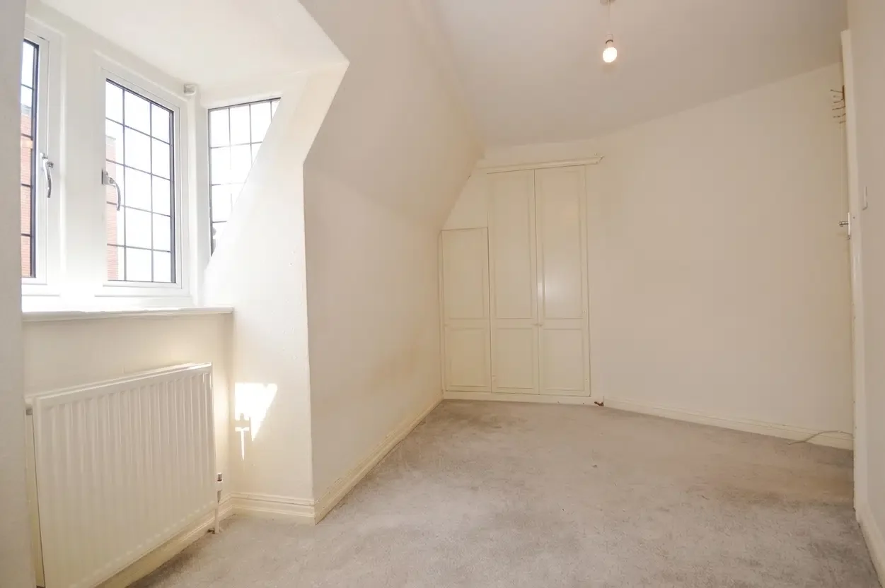 Flat Burkes Road in Beaconsfield