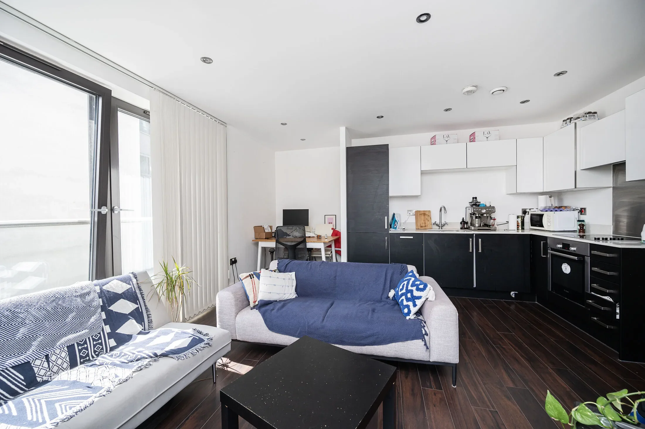 Flat Axio Way in Greater London