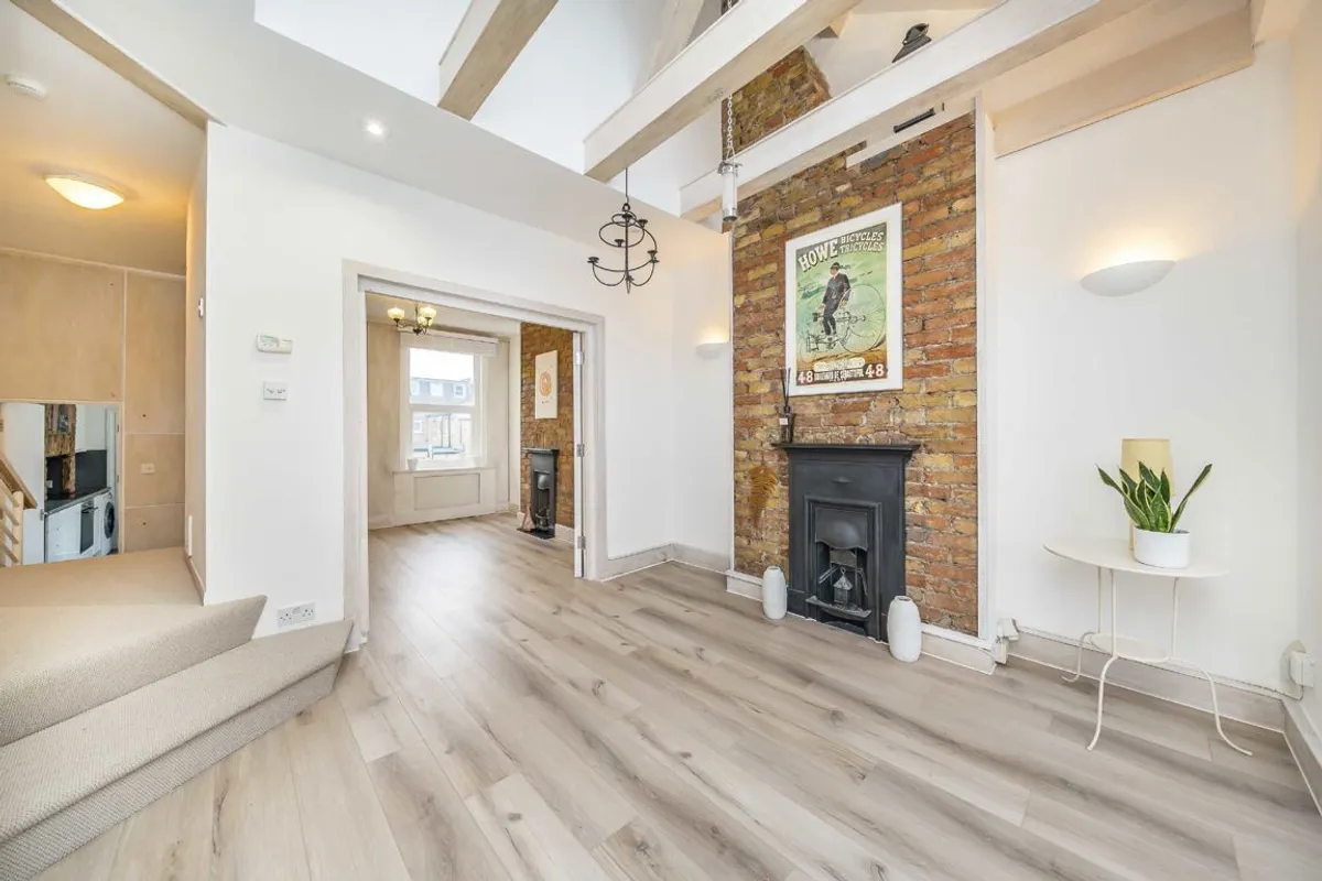 Flat Strathville Road in Greater London
