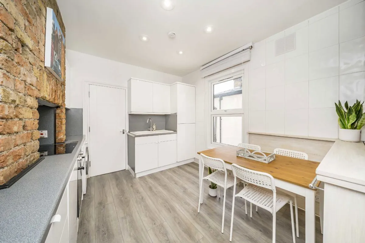 Flat Strathville Road in Greater London