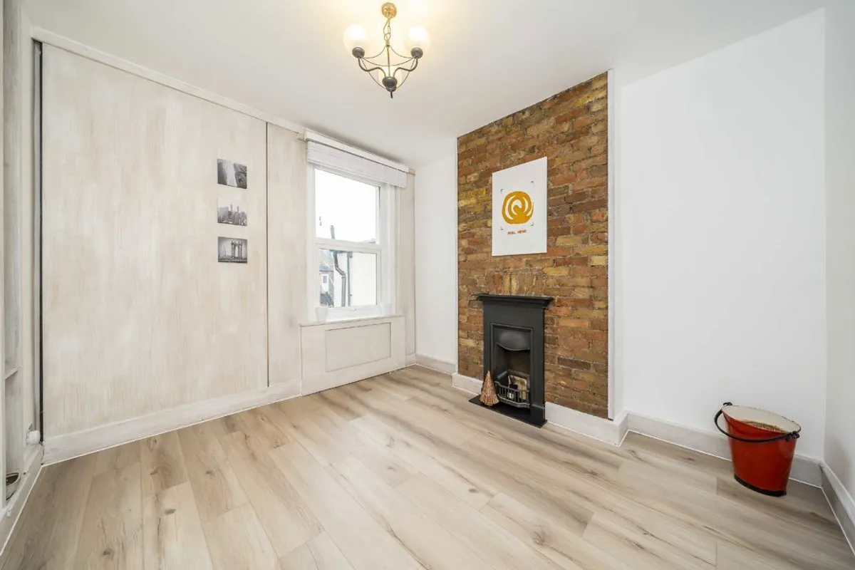 Flat Strathville Road in Greater London