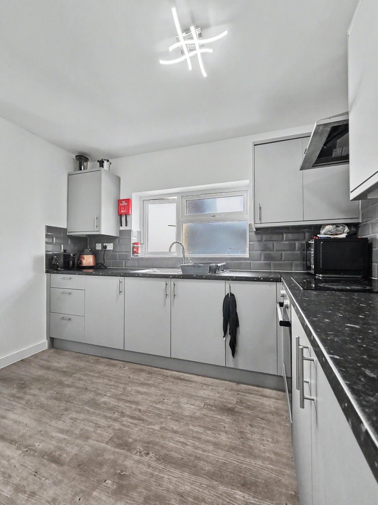 Room Cardiff Road in Watford