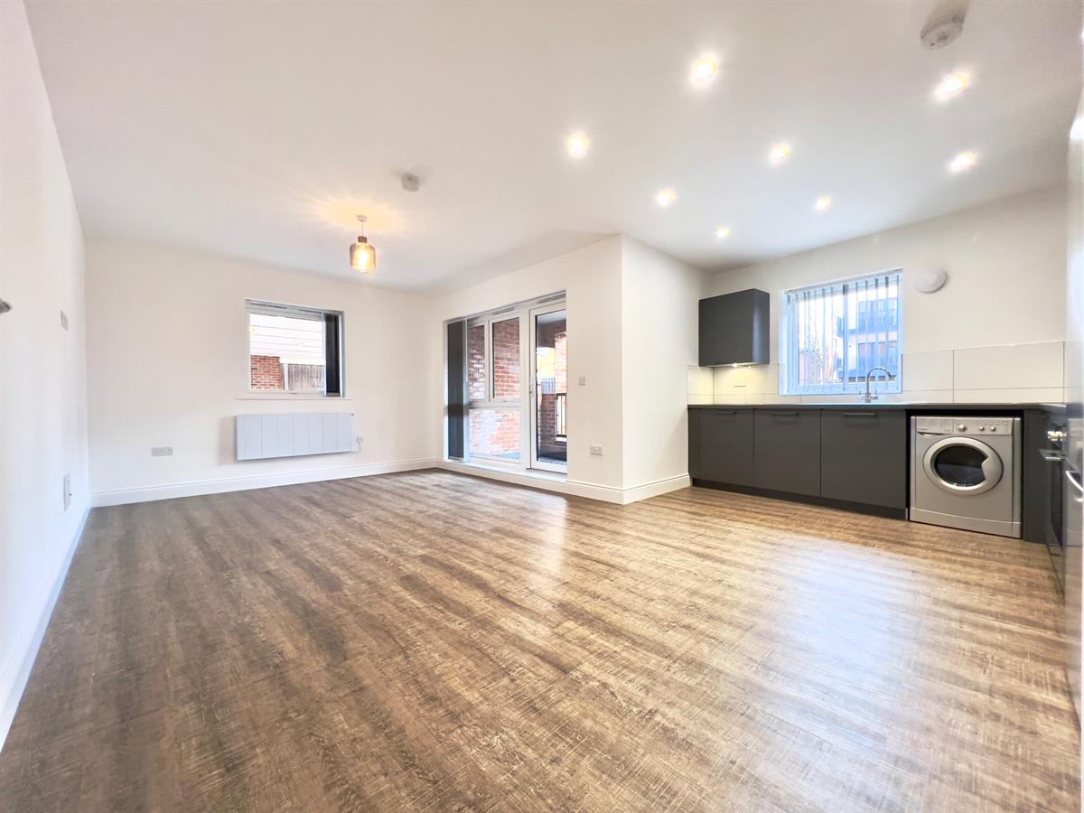 Flat Riverside Close in Greater London