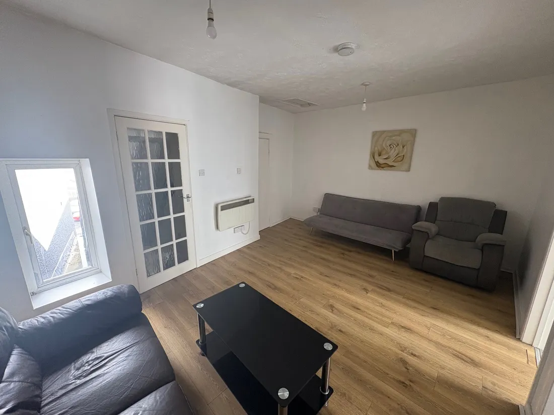 Flat Woodfield Street in Swansea