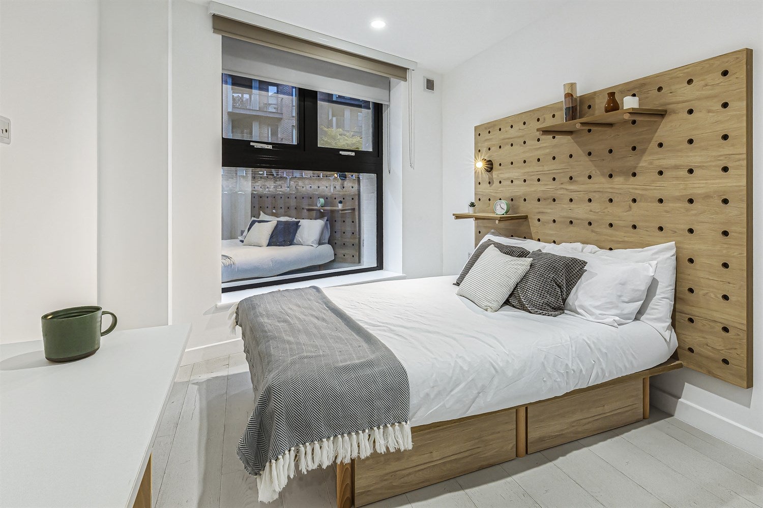 Flat Commercial Road in Greater London