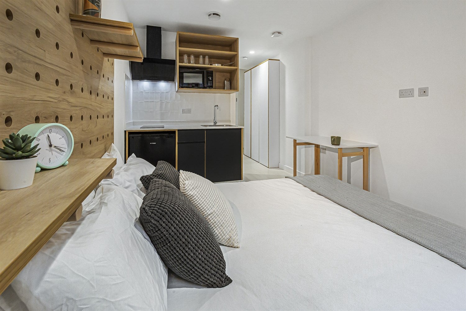 Flat Commercial Road in Greater London